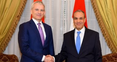 وزير الخارجية يجري مشاورات مع نظيره السويسري في العدل والشرطة