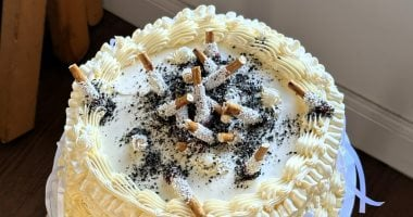كعكة تشبه مطفأة سجائر صالحة للأكل وتثير الغثيان بين الجمهور