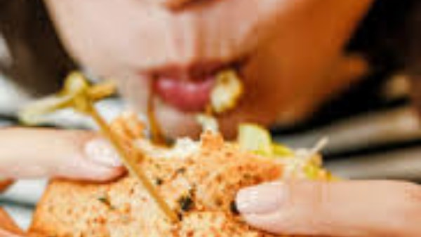 أمراض خطيرة قد تصيبك من الإفراط في الأكل.. تحذير من دراسة