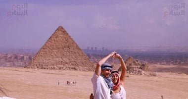 قلب وابتسامة ووعد بالبقاء أمام أهرامات الجيزة