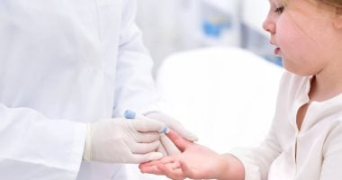 طبيبة تقدم نصائح للمدارس والأهل عن رعاية طفل مصاب بالسكري