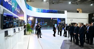 رئيس الوزراء يناقش خريجي مبادرات الاتصالات حول مشروعاتهم