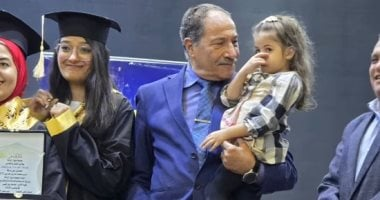 دكتور جامعي يظهر المودة والرحمة بحمل ابنة طالبة في حفل تخرجها