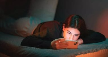 ماذا يحدث لجسمك عند تصفح الإنترنت قبل النوم؟