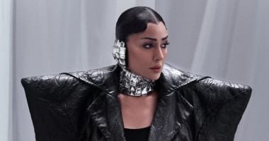 غادة عبد الرازق تبرز موضة الأكتاف الكبيرة بجلسة تصوير
