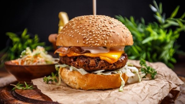 أشهى من المطاعم: برجر لحم بأسهل طريقة