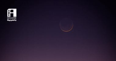 القمر والزهرة يزينان السماء في مشهد بديع