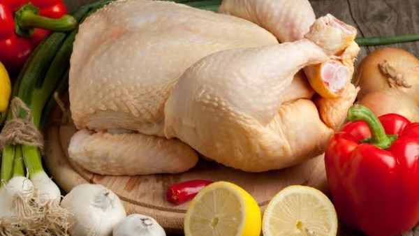 ثعبان 55 كيلو يقتحم سقف منزل ماليزي وتحذير من جراثيم المطابخ