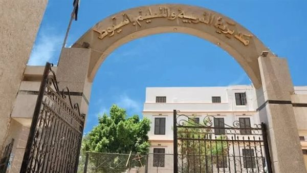 مدارس التعليم الفني بأسيوط تحتفي بالعيد العالمي للجودة بكلمة موحدة خلال طابور الصباح