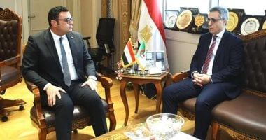 وزير الإسكان يستقبل سفير الجزائر بالقاهرة لبحث التعاون بين البلدين