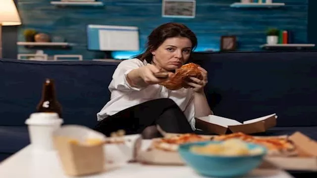 هل الأكل بعد السادسة مساء مضر؟