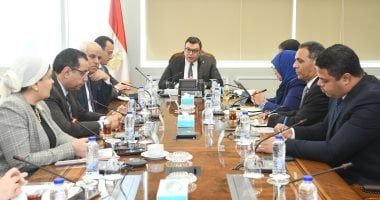 وزير الإسكان يتابع اشتراطات وضوابط ومعايير الإعلانات على الطرق