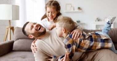 اليوم العالمي للطفل: لماذا يتغير سلوك ابنك مع وجود الأب أو غيابه؟