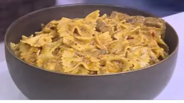 مكرونة بالبصل واللحم بأسهل الخطوات