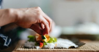كيف تصنع السوشي في المنزل بخطوات سريعة وطعم لا يقاوم