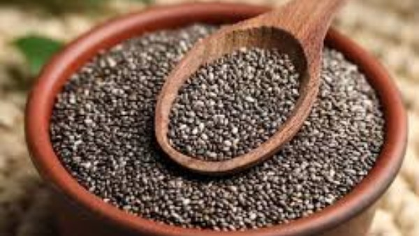 بذور الشيا في الماء أم الحليب: أيهما أكثر فائدة للصحة؟