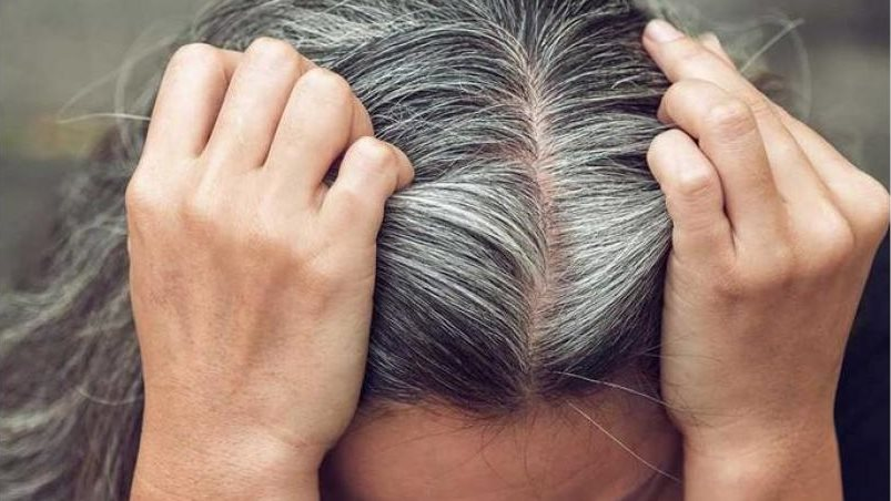 أطعمة ممنوعة قبل سن السنة واسترجاع لون الشعر الطبيعي بوصفات منزلية