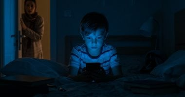 من القلق إلى العزلة: أضرار إدمان الطفل على الألعاب الرقمية وطرق العلاج