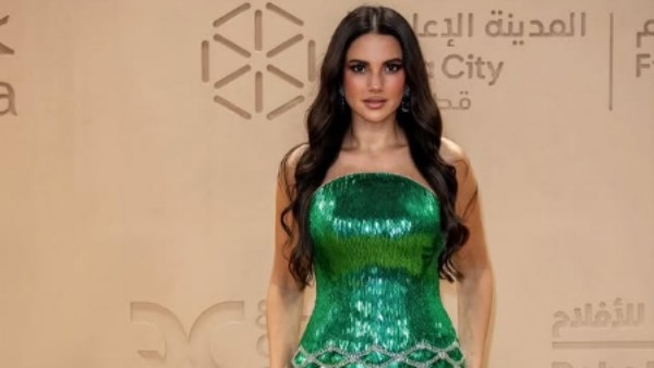 درة تتألق بالأخضر اللافت في الدوحة