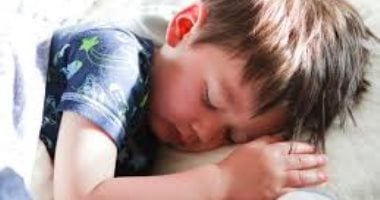 مفتاح النمو والتوازن السلوكي والنفسي: فوائد نوم الطفل مبكراً
