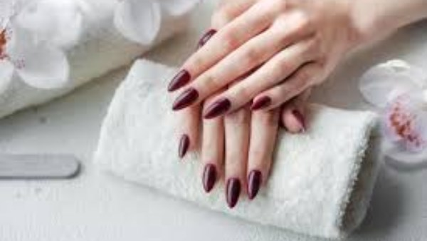 ألوان مناكير 2025: النيود اللامع يتصدر التريند