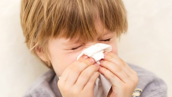 مع بداية الشتاء: 10 وصايا لحماية الأطفال من نزلات البرد المتكررة