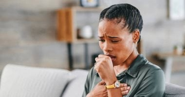 إتيكيت السعال أمام الآخرين: حافظ على صحة من حولك وتجنب الإحراج