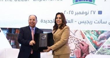 وزيرة التنمية المحلية تكرم معيط وهالة السعيد ومدير البنك الدولى بمصر