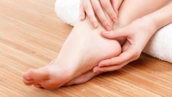 أسباب تنميل القدمين في الشتاء وخطورة الأمر