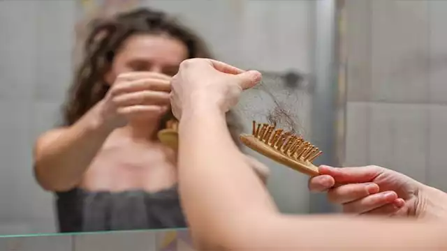 5 أسباب شائعة لتساقط الشعر