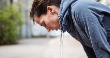 طبيب أمريكي يحذر من مخاطر قلبية عند ضيق النفس أثناء ربط الحذاء