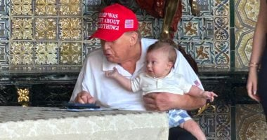 تيفانى ترامب تنشر خبر احتضان والدها لحفيده ألكسندر في مارالاجو