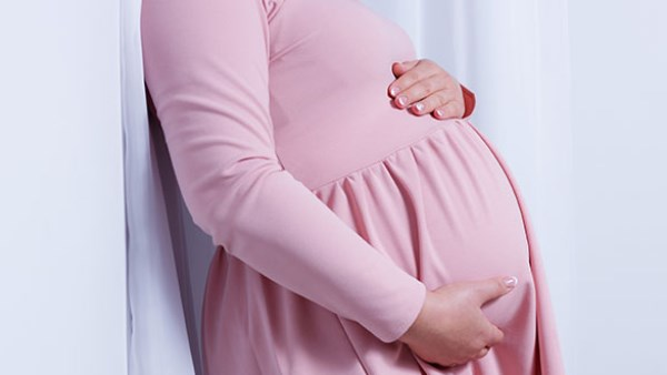 أسباب احتباس السوائل أثناء الحمل وطريقة علاجه