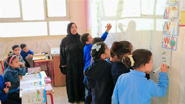 اكتبوا على السبورة.. وزير التعليم يختبر مهارات طلاب الصف الأول في القراءة والكتابة