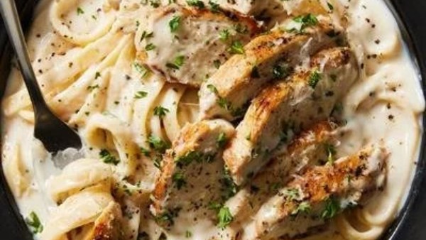 مكرونة ألفريدو بصدور الفراخ على طريقة المطاعم العالمية