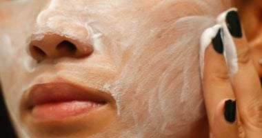 8 وصفات طبيعية لتقليل المسام الواسعة وتحسين ملمس البشرة