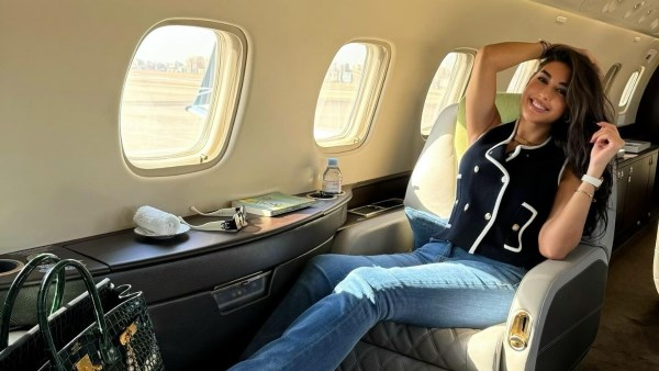ياسمين صبرى تثير الجدل بإطلالتها على متن الطائرة
