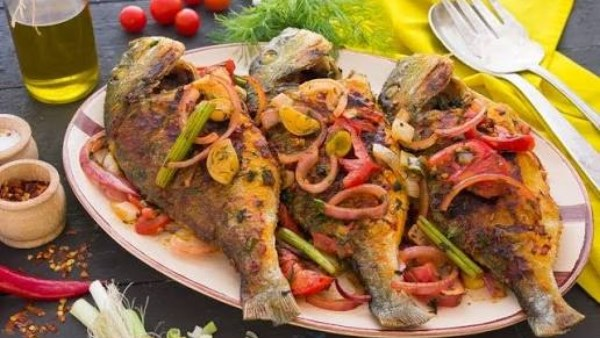 صينية سمك دنيس بالزعتر والليمون