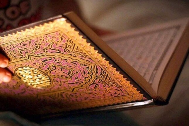 هل يجوز قراءة القرآن في غير اتجاه القبلة؟ تجيب الإفتاء
