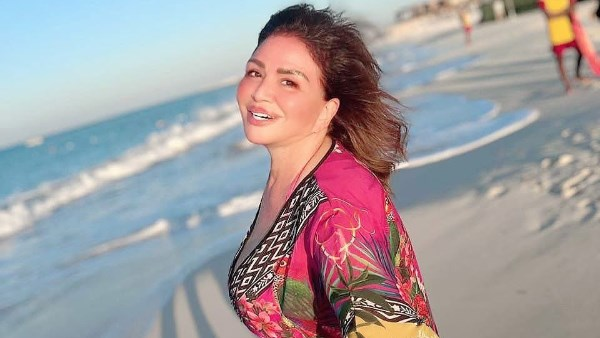 إلهام شاهين تبهر جمهورها بإطلالتها في جدة