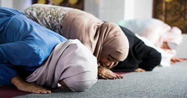 تفسير حلم سماع الأذان والصلاة: بشرى بالحج وزوال الهموم