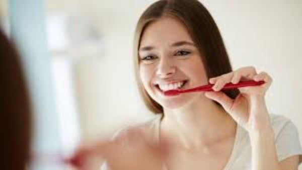 متى يكون وقت تنظيف الأسنان الأنسب: قبل الإفطار أم بعده؟