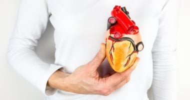 جراح أوعية دموية يكشف سبب انسداد الشرايين السليمة ويحذر من 5 أعراض