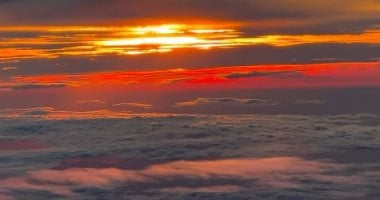 طيار يلتقط مشاهد مذهلة لبزوغ نور الفجر وسط ضباب سماء ميونيخ