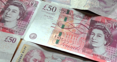 تراجع سعر الجنيه الإسترليني عند منتصف تعاملات الأحد 7-12-2025