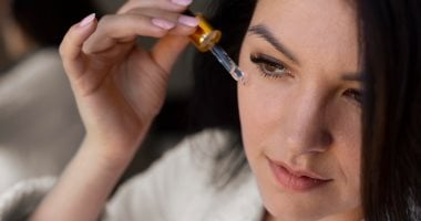 طبيبة جلدية تشرح عادات بسيطة للعناية بالبشرة تؤثر في هرموناتك