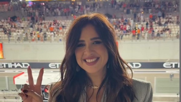 ياسمين عبد العزيز بإطلالة كاجوال في دبي مع أنس بوخاش