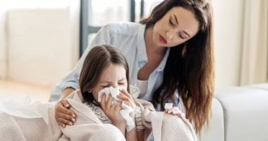 علامات نزلة برد شديدة تظهر على الوجه أثناء الكلام