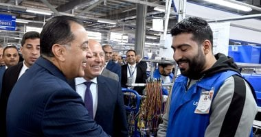 رئيس الوزراء يتحدث مع أحد العاملين أثناء افتتاح مصنع ليونى مصر العالمية