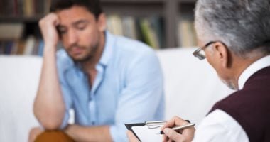 لماذا يصعب اكتشاف الاكتئاب عند الرجال؟ استشارى نفسى يوضح